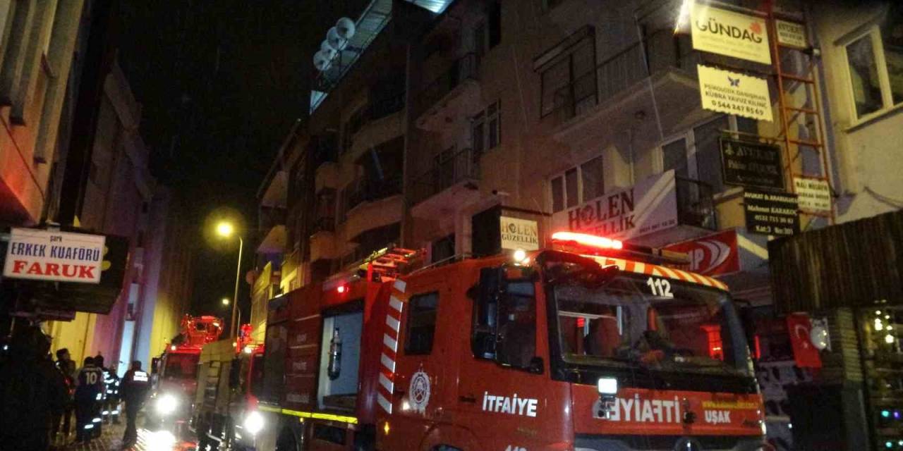 Uşak’ta 3 Katlı Binada Çıkan Yangın Korkuttu