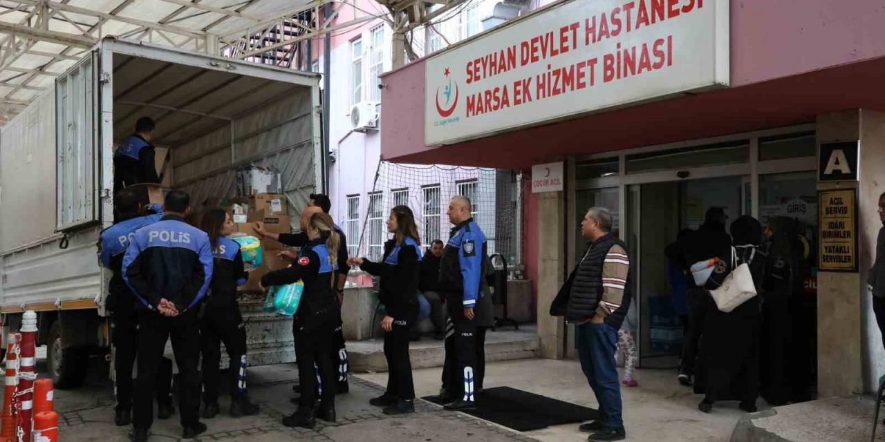 Adana’da Polis, İhtiyaç Sahibi Ailelerine Bebek Bezi Dağıttı