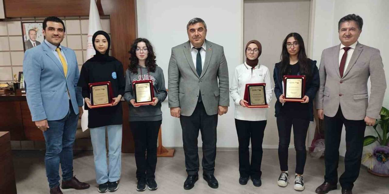 Türkiye Münazara Yarışmasında Türkiye 3’ncüsü Oldular