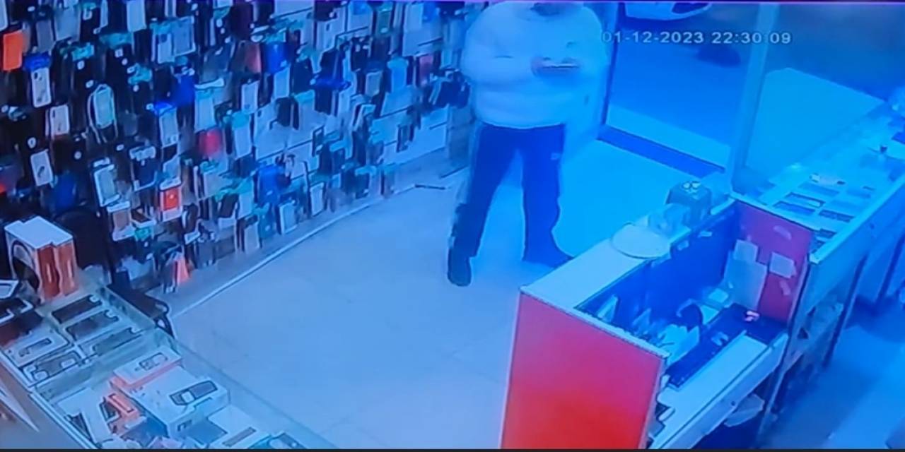 Sultangazi’de Esnafın Dalgınlığından Faydalanıp Telefonu Böyle Çaldı