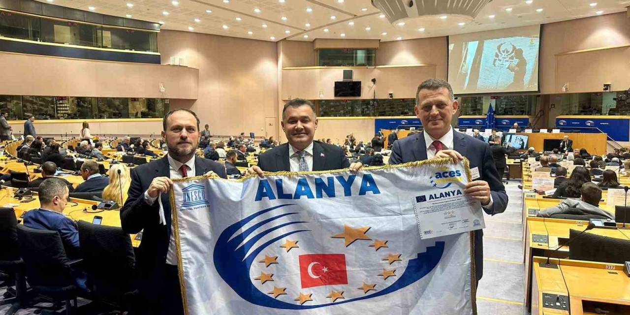 Kaymakam Ürkmezer Ve Başkan Yücel, 2024 Akdeniz Spor Başkenti Ödülü’nü Teslim Aldılar