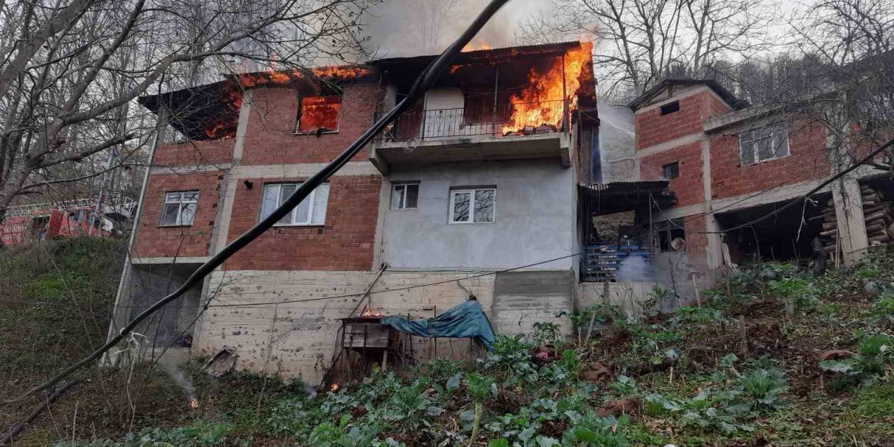 Ordu’da 3 Katlı Binanın Çatı Katı Alev Alev Yandı