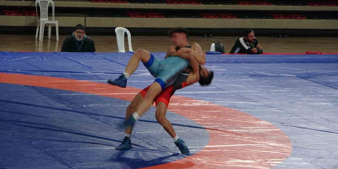 Nazmi Avluca Büyükler Grekoromen Güreş Türkiye Şampiyonası Çorum’da Başladı