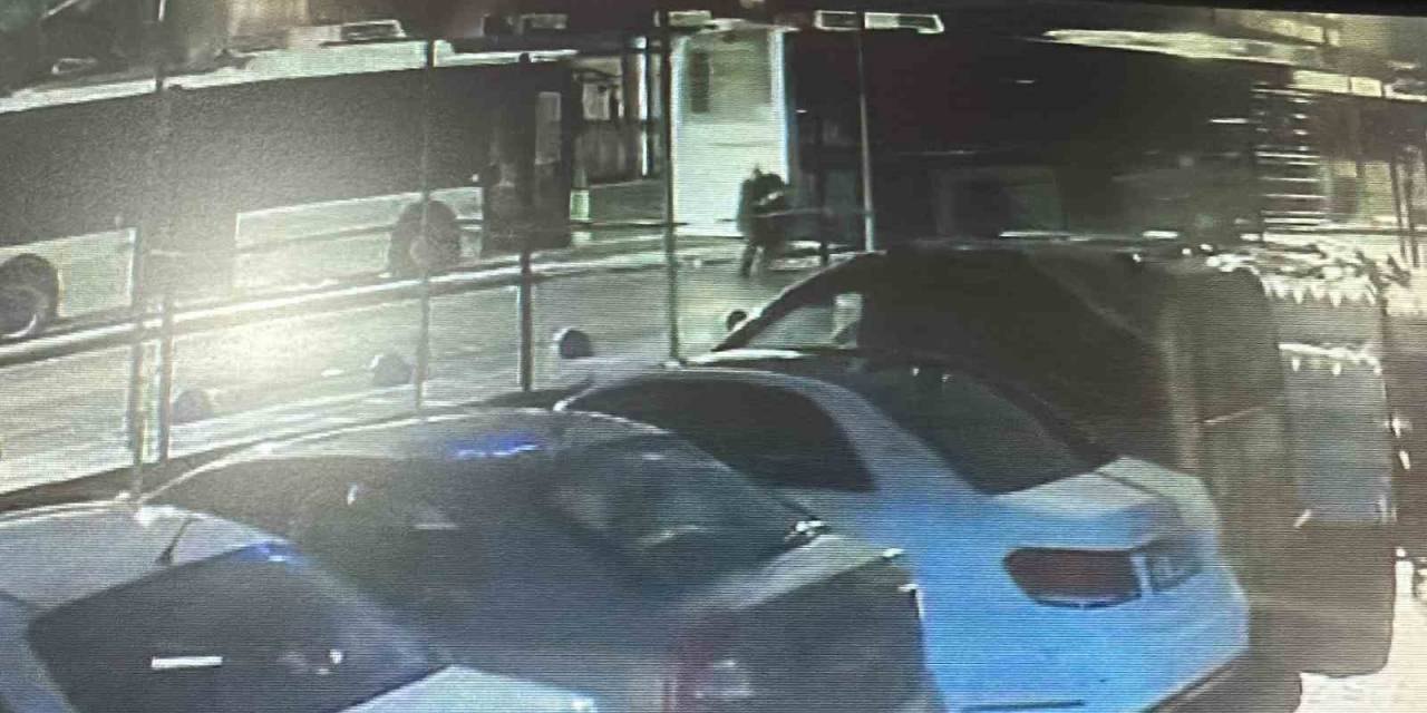 Kayan İett Otobüsünü Durdurmaya Çalışan Şoför Hayatını Kaybetti