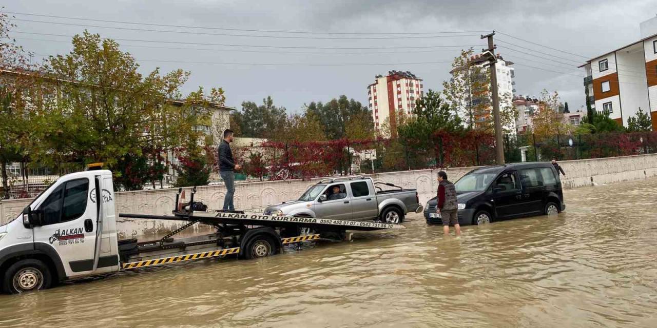 Antalya’da Yağış Hayatı Olumsuz Etkiledi: Araçlar Yolda Kaldı, Evleri Su Bastı