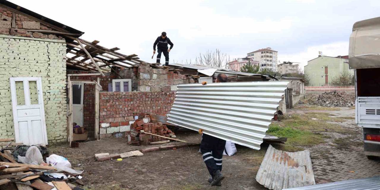 İha’nın Haberi Ses Getirdi: Barakada Yaşayan Ailenin Yardımına Elazığ Belediyesi Yetişti