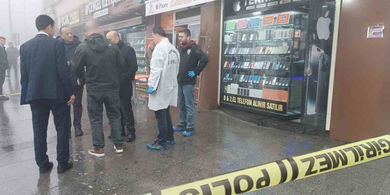 İş Yeri Önünde Bıçaklanan Şahıs Hayatını Kaybetti