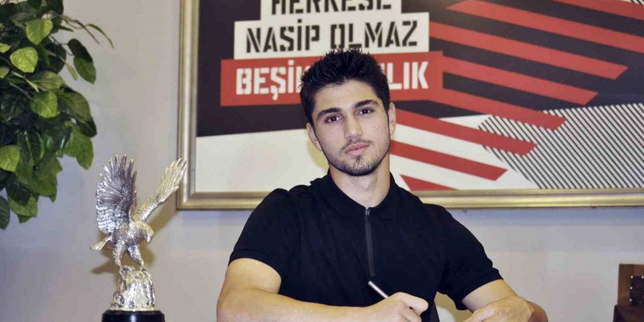 Beşiktaş, Genç Futbolcuları İle Profesyonel Sözleşme İmzaladı