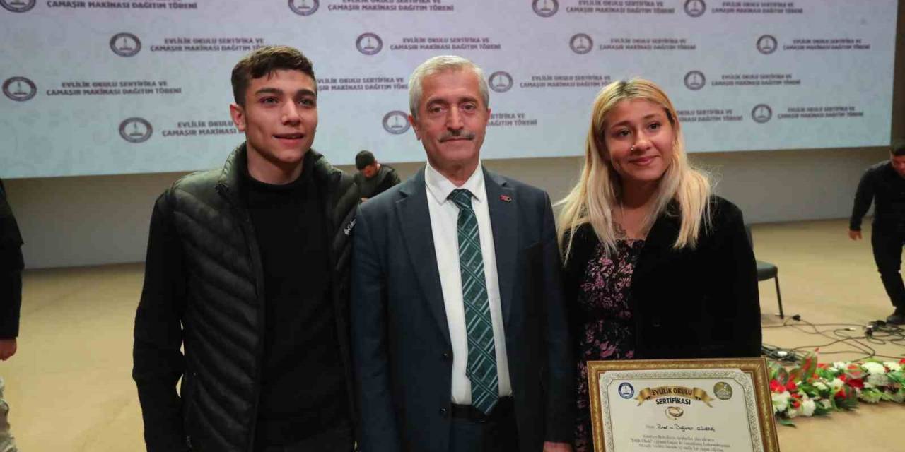 Evlilik Okulu’nda Eğitim Gören 196 Çift Daha Sertifikasını Aldı