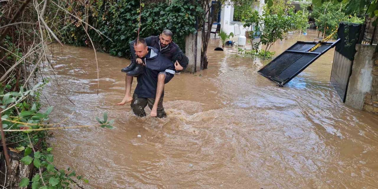 Bodrum’da Dere Taştı, 4 Kişi Mahsur Kaldı