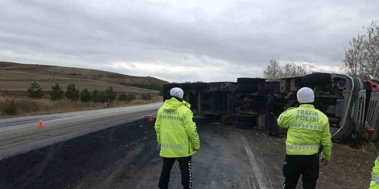 Kömür Yüktü Tır Devrildi, Karayolunda Ulaşım Tek Şeritten Sağlandı
