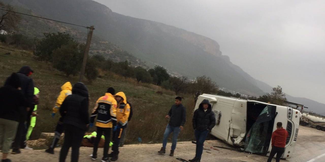 Ambulansa Arkadan Çarpan Otobüs Devrildi: 2 Yaralı