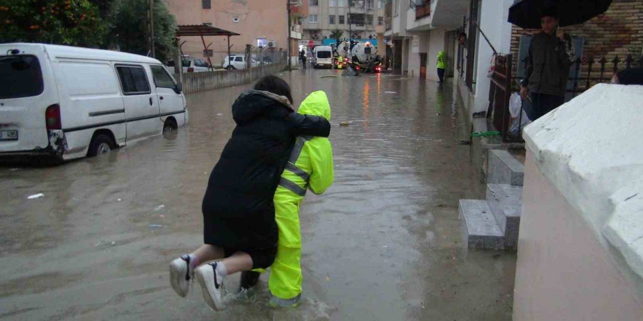 Mersin’de Sağanak Yağış Sele Neden Oldu