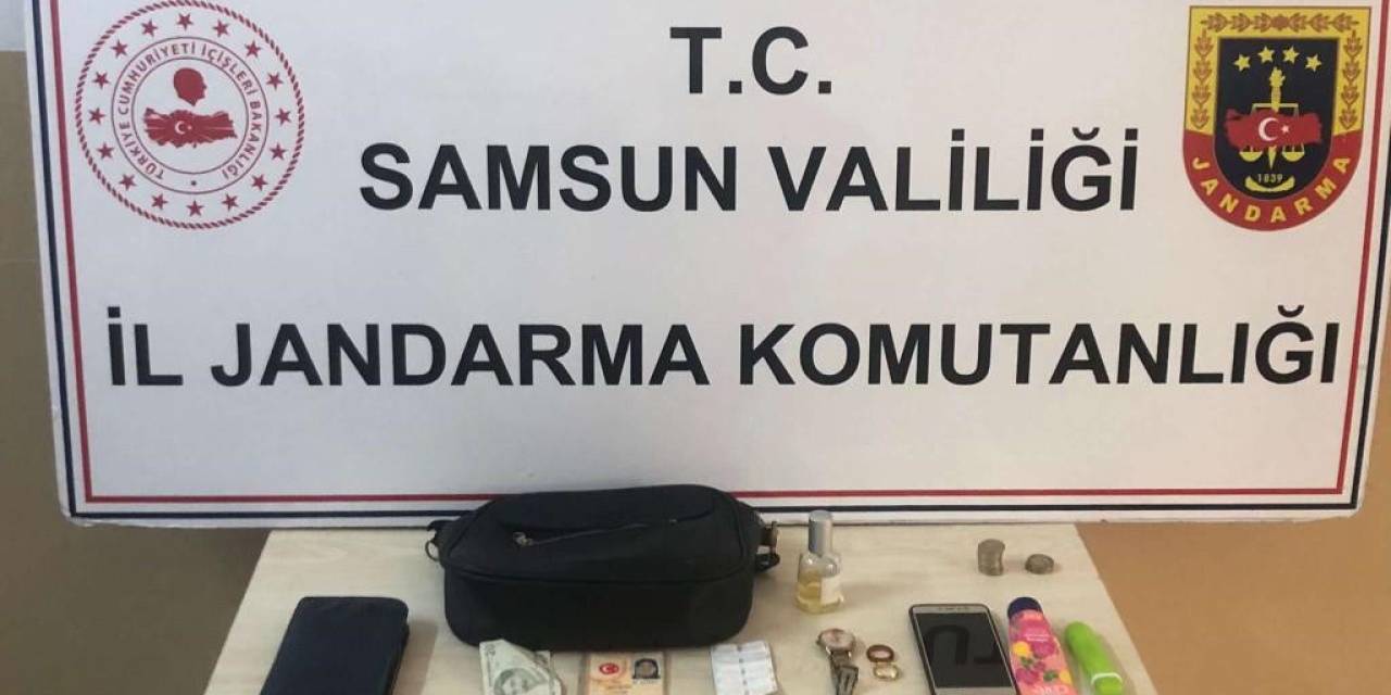 Jandarma Yol Kenarında Bulduğu Çantayı Sahibine Teslim Etti