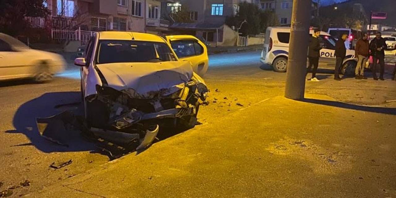 Burdur’da Kavşağa Kontrolsüz Giren 2 Araç Çarpıştı: 3 Yaralı