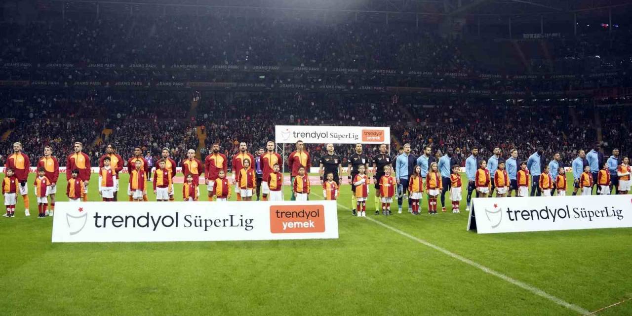 Galatasaray - Adana Demirspor Maçını Statta 45 Bin 560 Taraftar İzledi