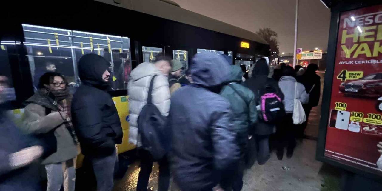 Eminönü-alibeyköy Tramvay Hattında Arıza: Vatandaşların Mağduriyeti Kameralara Yansıdı