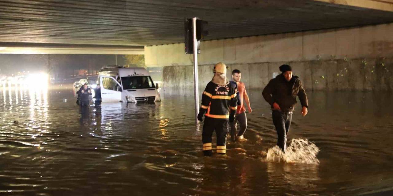 Gaziantep’te Yağış Nedeniyle Köprülü Kavşakta 5 Araç Sular Altında Kaldı