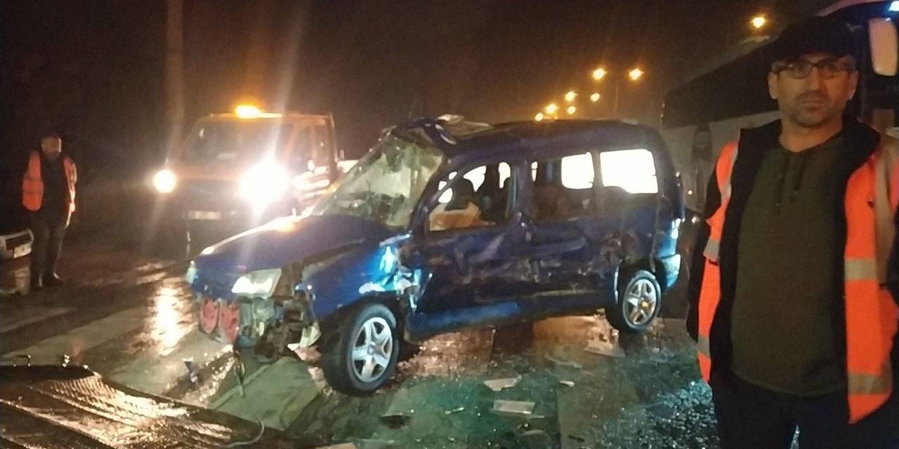 Yolcu Otobüsüyle Çarpışan Ticari Araç Sürücü Ağır Yaralandı