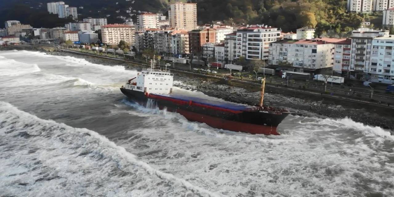 Artvin’de Karaya Oturan Geminin Onarım Çalışması Sürüyor