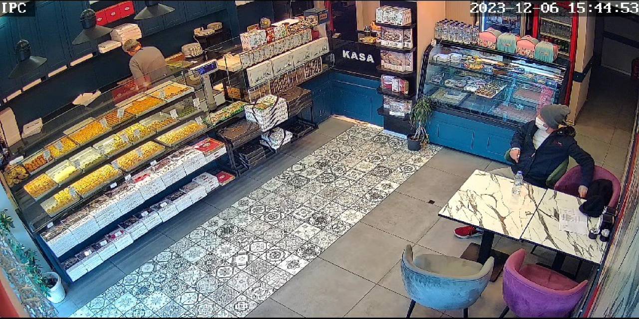 Ünlü Baklavacıda Kaşla Göz Arası Hırsızlık Kamerada: Tatlı Siparişi Verip Cüzdanı Çaldı