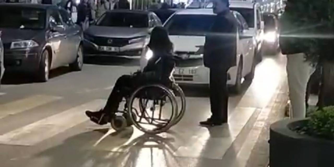 Van’da Bilinçsiz Sürücülere Kızan Engelli Genç Caddeyi Trafiğe Kapattı