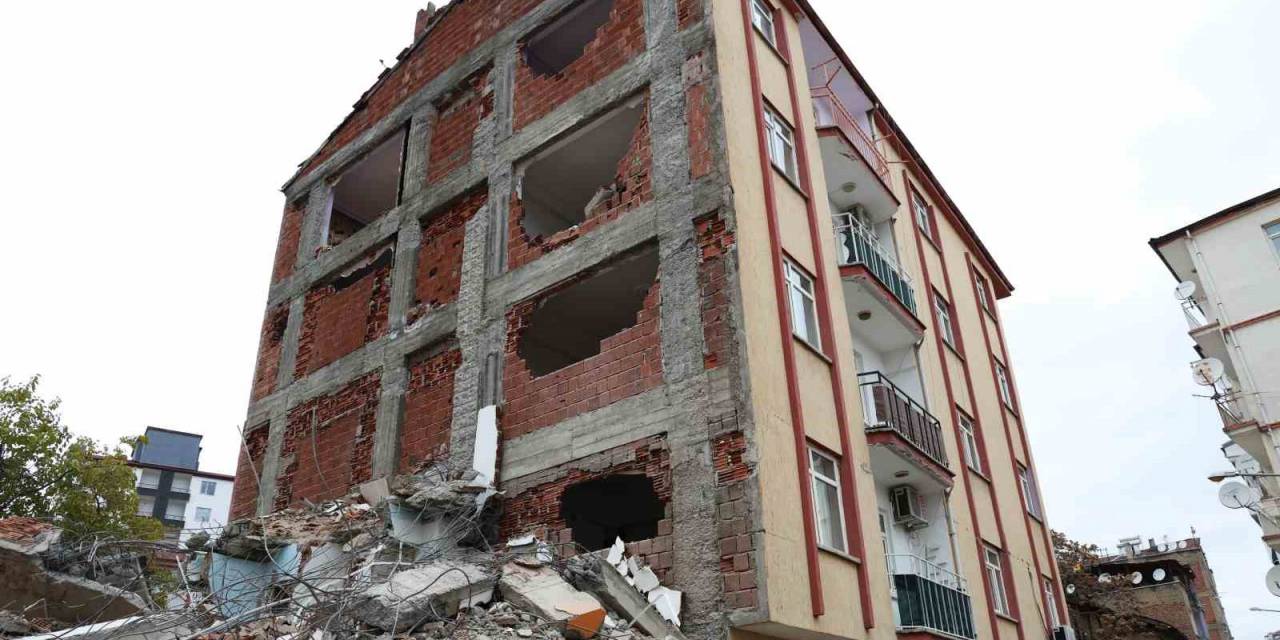 Elazığ’da Evleri Sağlam Olan Vatandaşlar Diken Üstünde