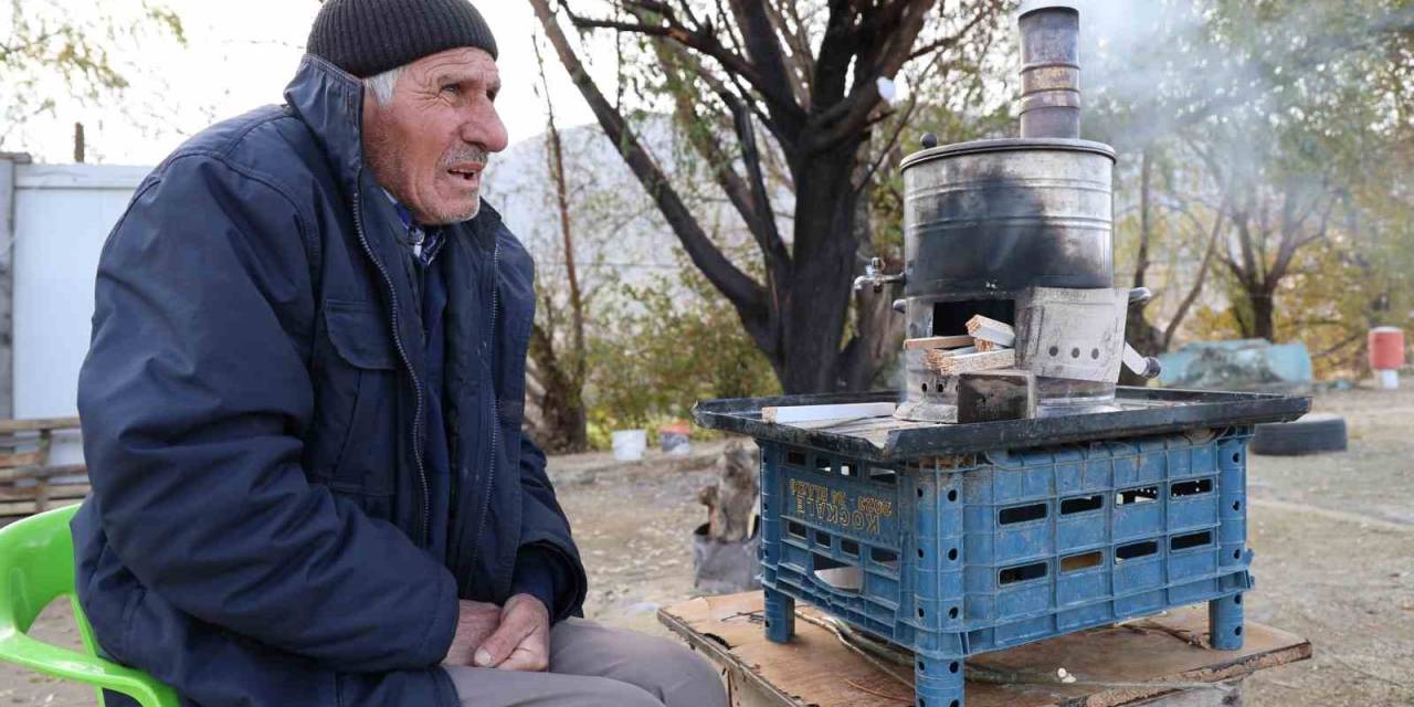 İçinde Yaşadığı Ve İş Yeri Olduğu Barakası Yandı, 75 Yaşında Zor Durumda Kaldı