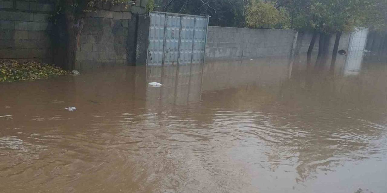 Kahta’da Yağmur Sonrası Yollar Göle Döndü