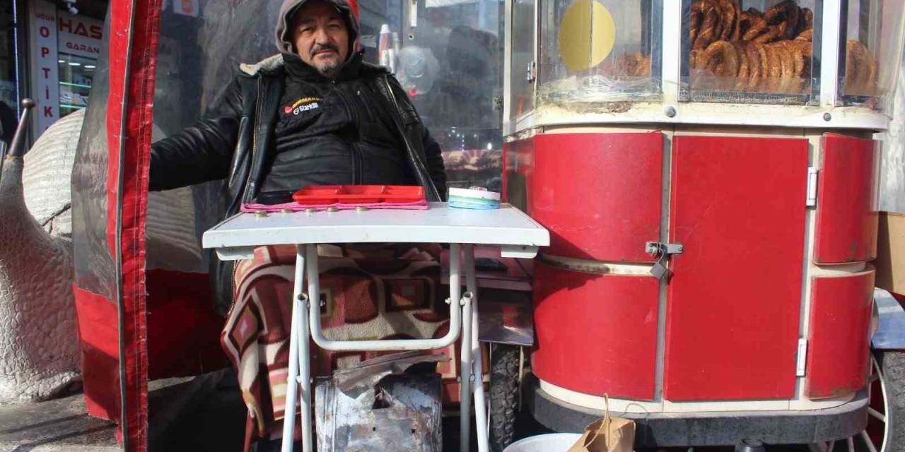 Soğukta Satış Yapmak Zorunda Kalan Simitçi Esnafı, Ekmek Büfesi Gibi Kapalı Alan İstiyor