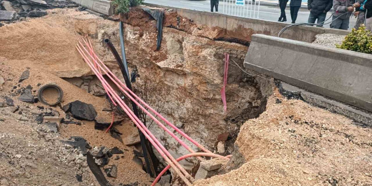 Gaziantep’te Sağanak Yağış Nedeniyle Yol Çöktü