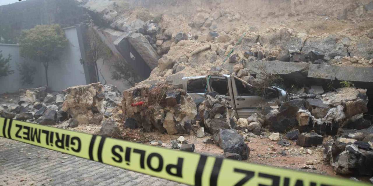 Gaziantep’te Yoğun Yağış Sonrası İstinat Duvarı Araçların Üzerine Çöktü