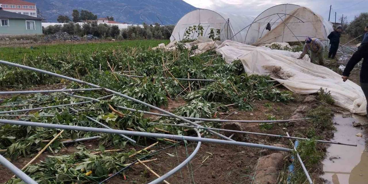 Samandağ’da Çıkan Hortum Seraları Yerle Bir Etti