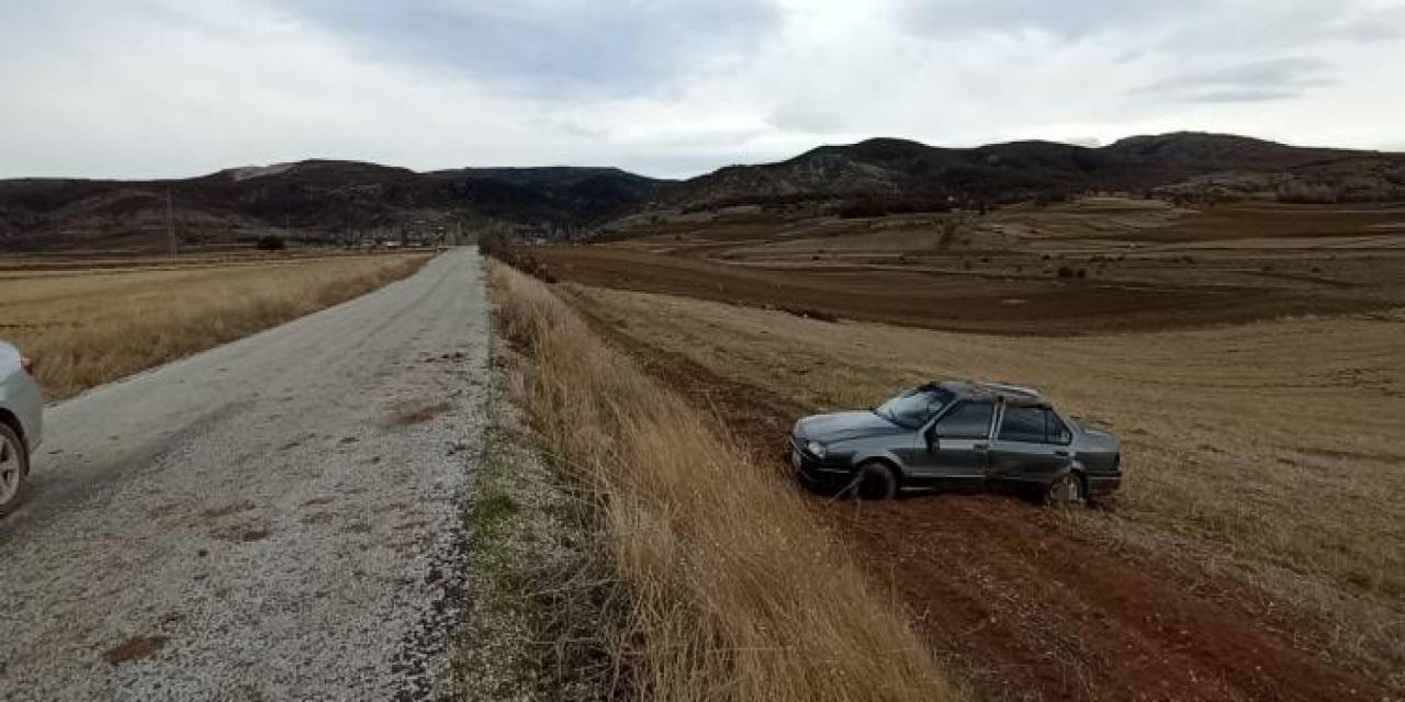 Direksiyon Hakimiyetini Kaybetti, Takla Atarak Tarlaya Uçtu