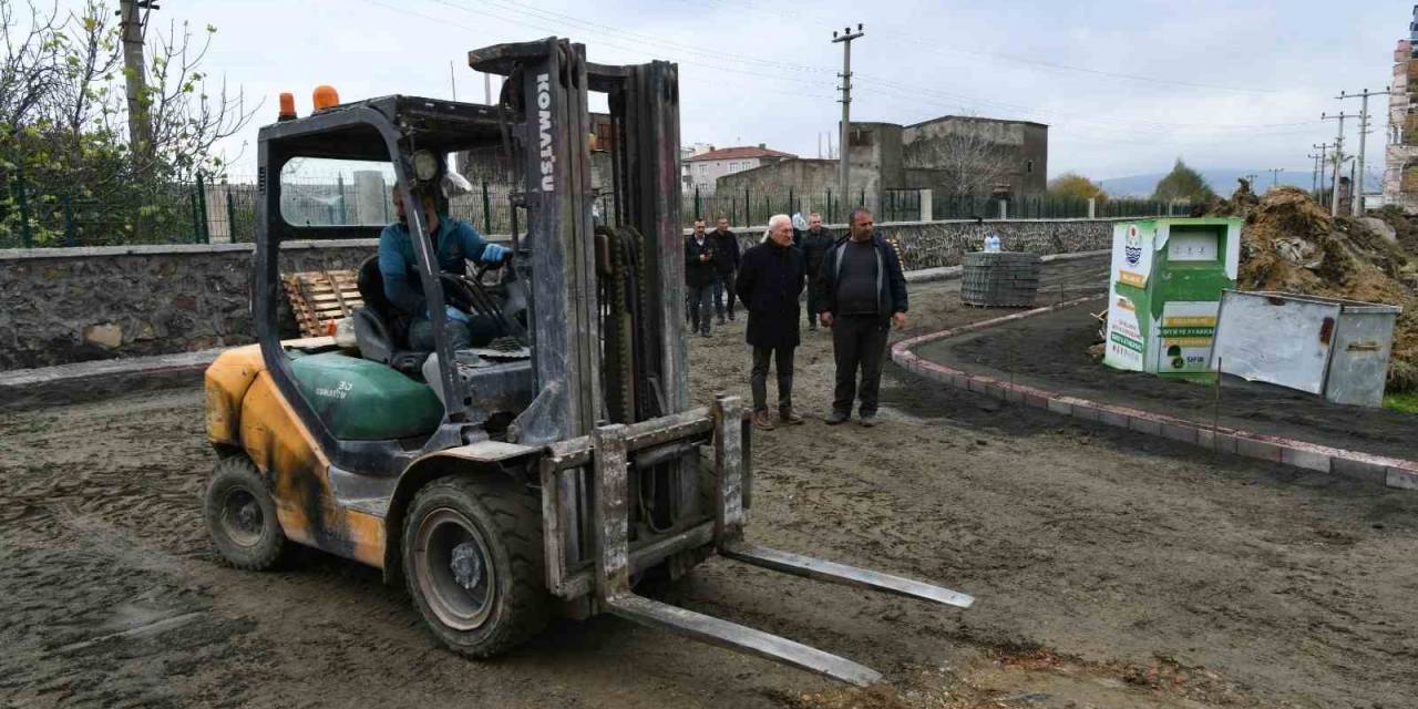 Lapseki’de Parke Taş Döşemesi Hızla Devam Ediyor