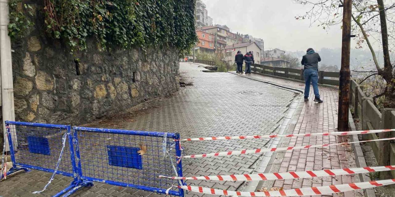 Hastane Yolunda Heyelan Oldu, Yol Trafiğe Kapatıldı