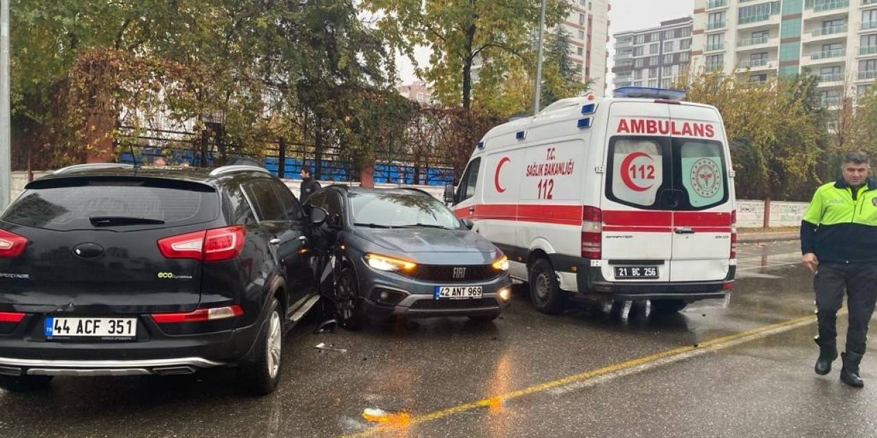 Diyarbakır’da Kavşağa Kontrolsüz Giren İki Otomobil Çarpıştı: 1 Yaralı