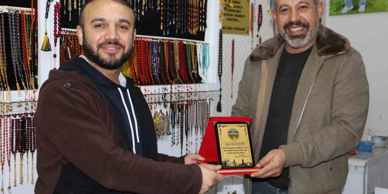 Yaptığı Örnek Davranışla Gündeme Gelen Tespihciye Diko’dan Plaket