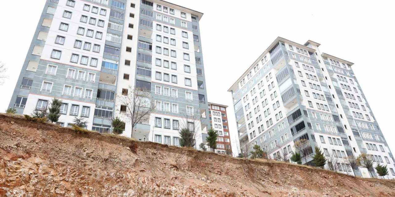 Elazığ’da İstinat Duvarı Kısmen Çöktü: Binalar Uçurumun Eşiğinde