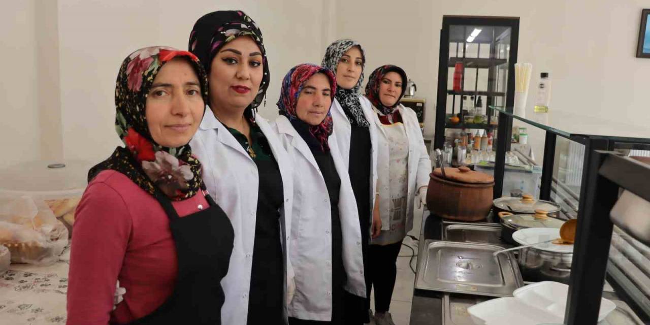 Bu Lokantada Sadece Kadınlar Çalışıyor