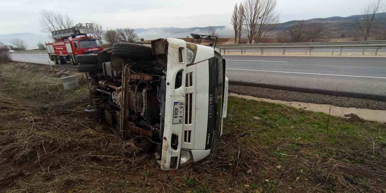 D-100’de Kontrolden Çıkan Kamyonet Devrildi