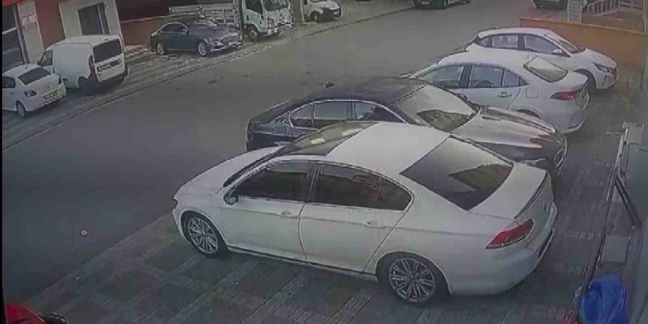 Ümraniye’de Otomobilden Hayalet Gösterge Ve Konsol Takımı Hırsızlığı Kamerada