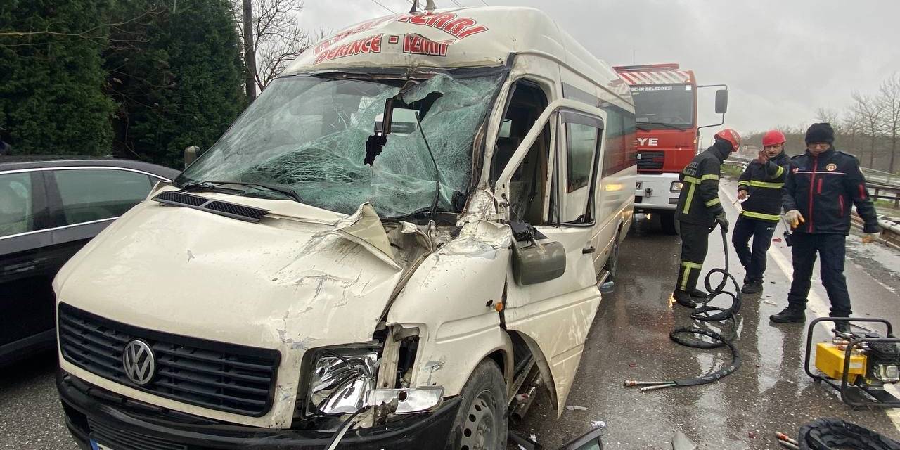 Yolcu Minibüsü Kamyona Çarptı: 2 Yaralı