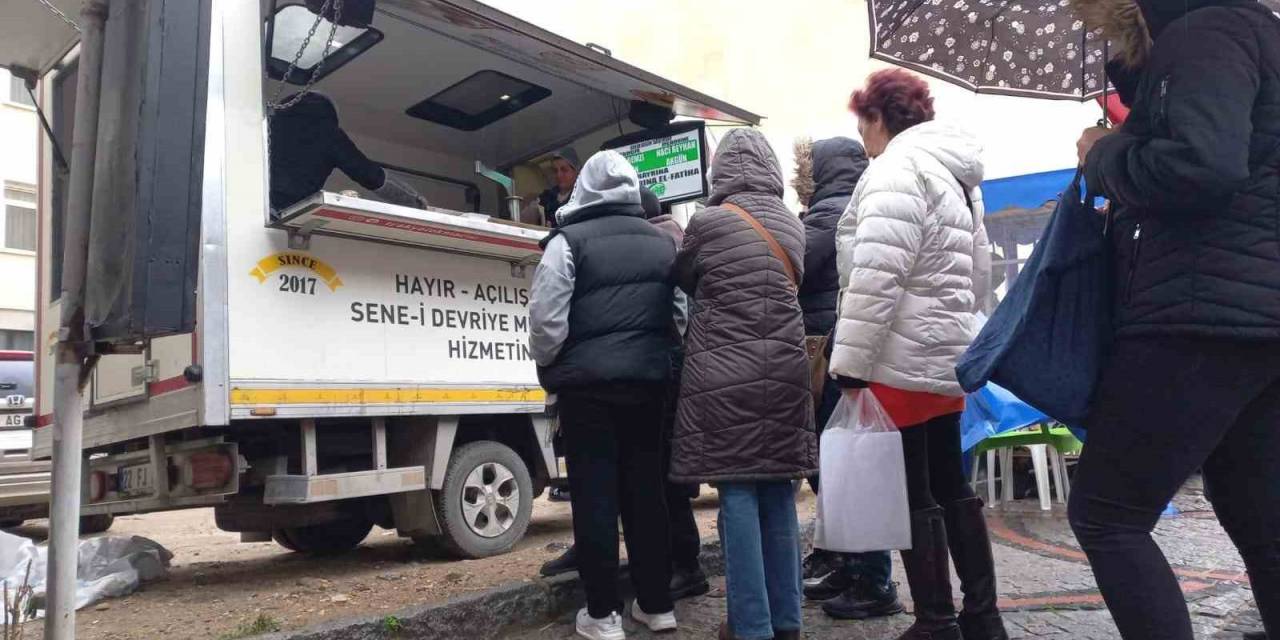 Soğuk Ve Yağışlı Havada Sıcak Lokma Kuyruğu