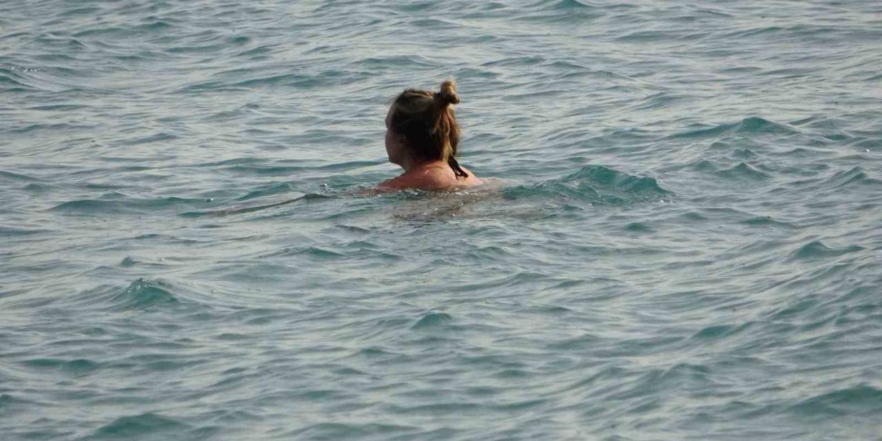 Yüksek Kesimlerine Kar Yağarken, Antalya’nın Sahillerinde Deniz Keyfi