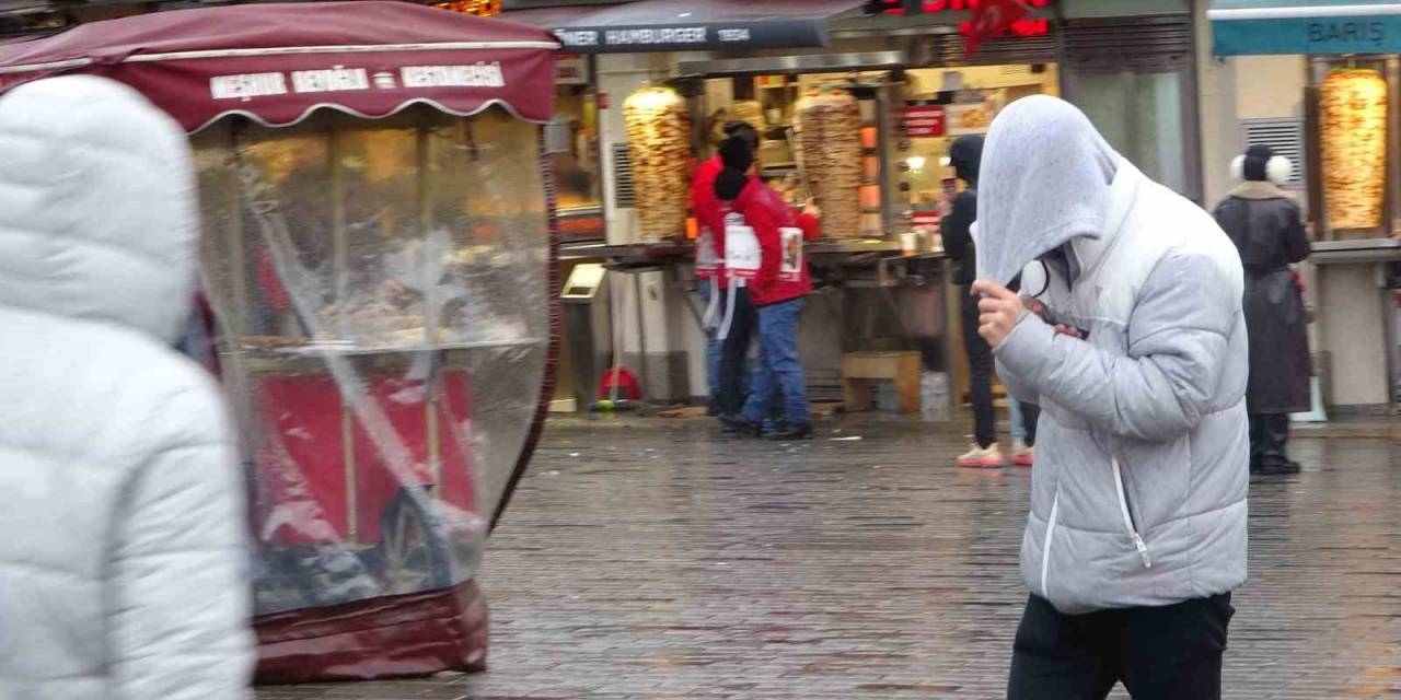 Taksim’de Kuvvetli Rüzgar İle Yağış Vatandaşlara Zor Anlar Yaşattı
