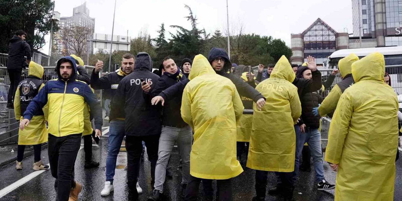 Fenerbahçe Taraftarı, Tüpraş Stadyumu’na Geldi