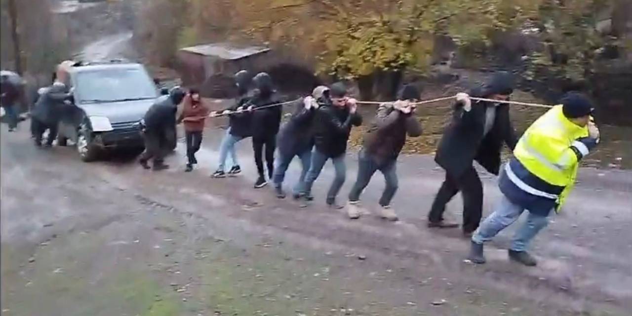 Şarampole Yuvarlanan Aracı 15 Kişi 30 Metreden Halatla Çekti