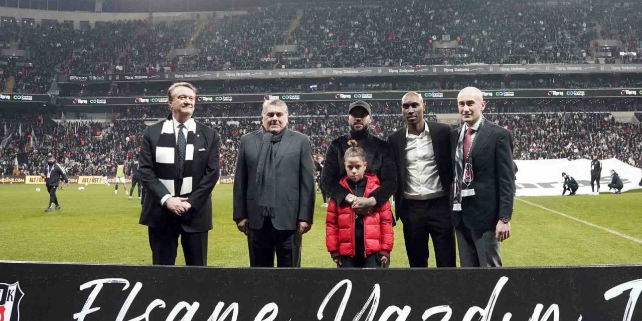 Beşiktaş’ta Quaresma Ve Atiba’ya Plaket Verildi