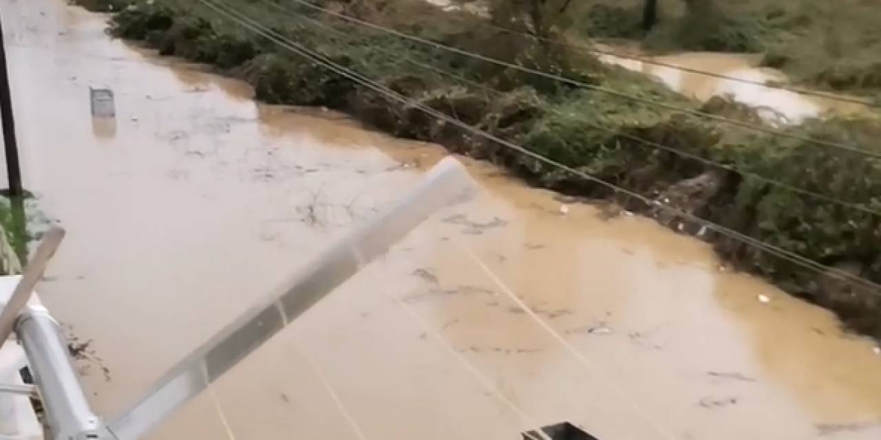 Yalova Çınarcık’ta Dere Taştı, Evleri Su Bastı, Mahsur Kalan Vatandaşı Ekipler Kurtardı